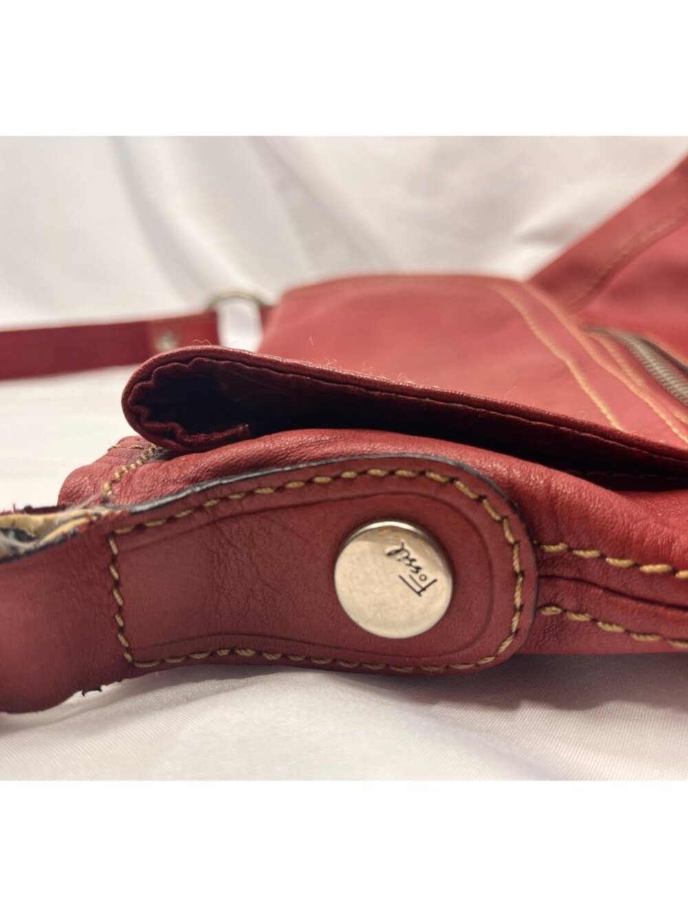 Fossil Red Leather Crossbody Bag Organizer Flap Zip Pockets Adjustable Strap - Picture 5 of 9